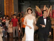 组图：林志玲婚礼现场曝光！短发拖地白纱挽手父亲现身