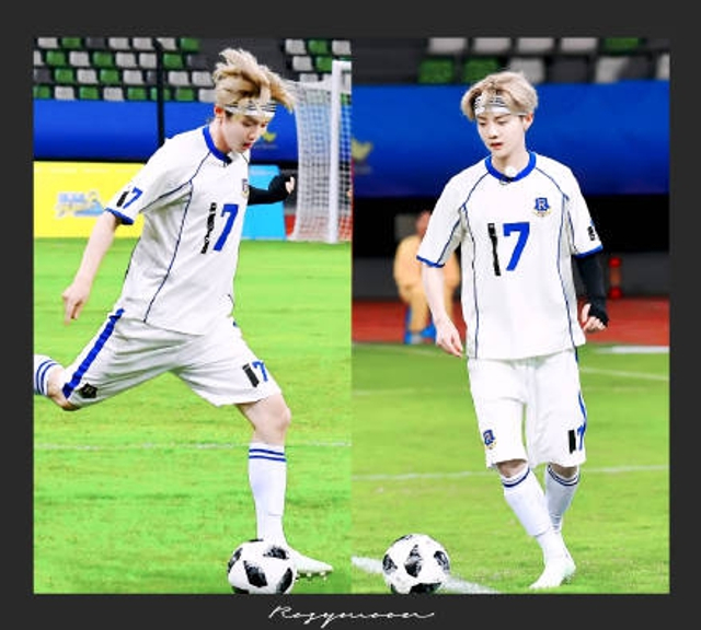 鹿晗踢足球图片