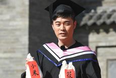 陈赫眯眼大笑露全牙变表情穿古装梳油头魁图搞笑礼物生日图片