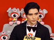 组图：阿云嘎黑色西装做客新浪娱乐专访 现场大秀剪纸才艺