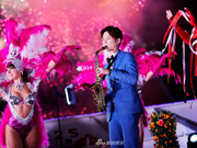 组图：央视分会场董力穿西装吹萨克斯 高大帅气多才多艺