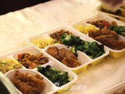 组图：央视春晚食堂盒饭曝光 荤素搭配营养均衡