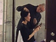 组图：王菲春晚后台化妆照曝光 一身休闲装随性但依旧气质足