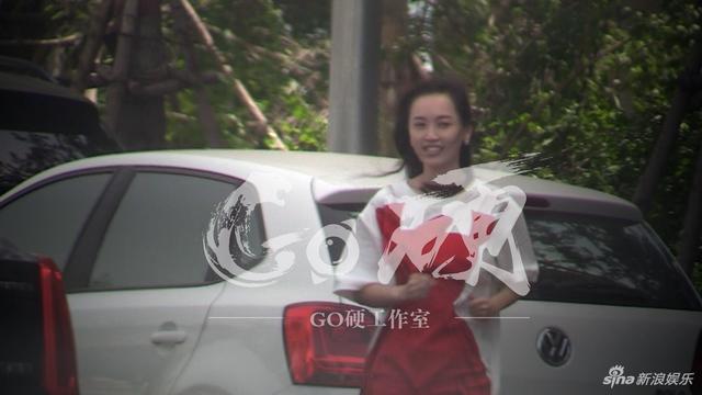 马蓉现身办离婚财产分割手续