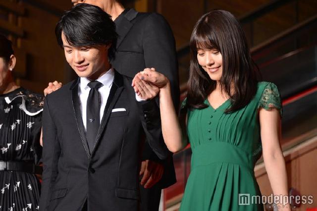 神木隆之介有村架纯出席电影发布会 言笑晏晏很有默契