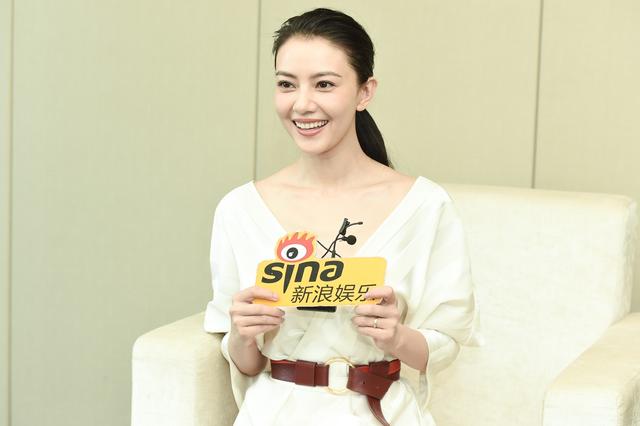 组图:高圆圆深V女神白裙笑容优雅