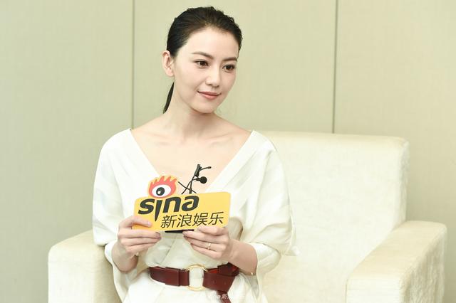 组图:高圆圆深V女神白裙笑容优雅