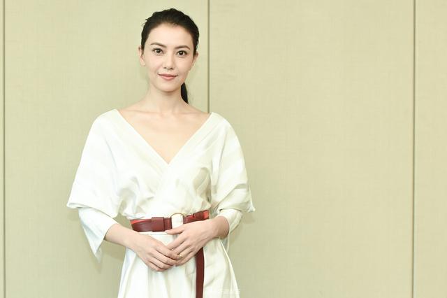 组图:高圆圆深V女神白裙笑容优雅