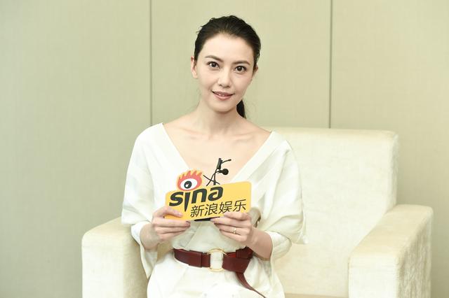 组图:高圆圆深V女神白裙笑容优雅
