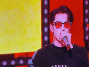 组图：王鹤棣湖南卫视跨年彩排路透 穿卫衣戴墨镜又酷又帅