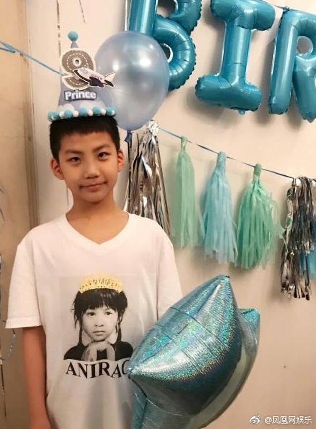 刘嘉玲晒康康生日照片
