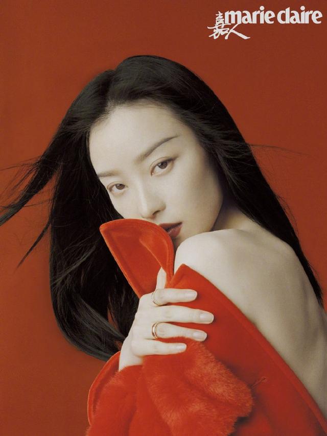 倪妮裸背玫瑰装出镜 细致柳叶眉妩媚性感