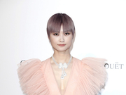 组图：罕见！李宇春穿粉嫩纱裙秀美腿 同框超模肯达尔毫不输阵