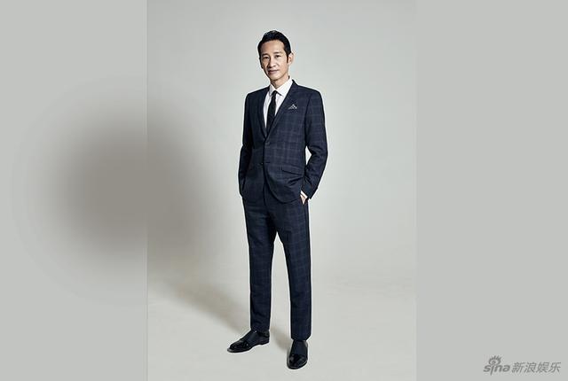 王劲松最新写真睿智沉稳,彰显文艺暖叔魅力