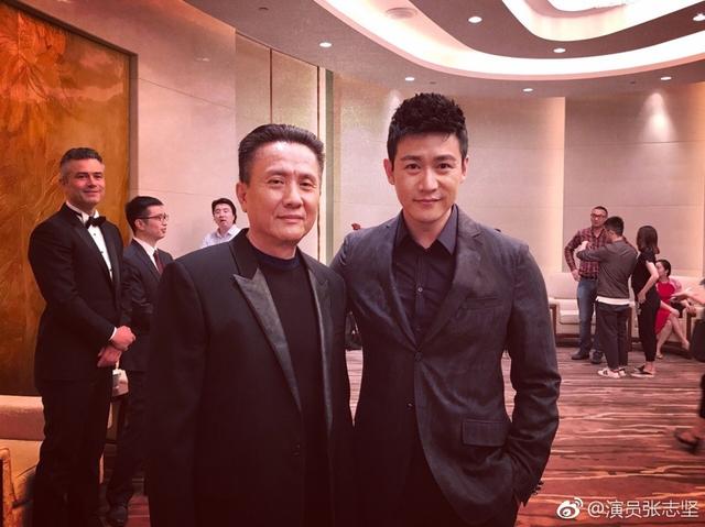 新闻更悦己 新浪娱乐讯 8月14日,演员张志坚微博晒出与老友相聚的照片