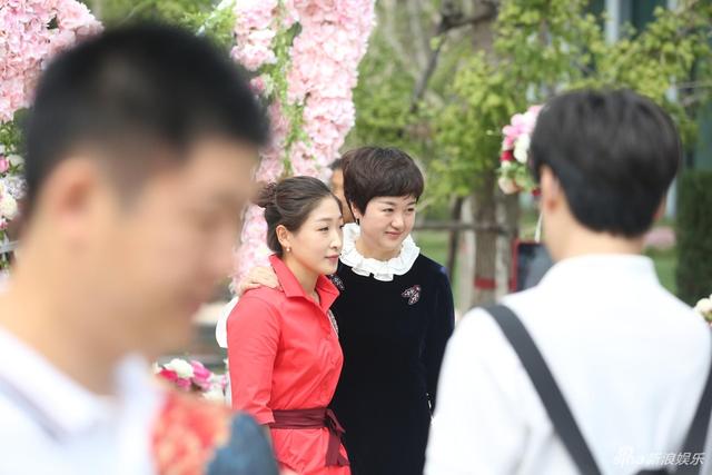 马龙领衔众世界冠军亮相李晓霞婚礼 新人婚宴上对打乒乓球