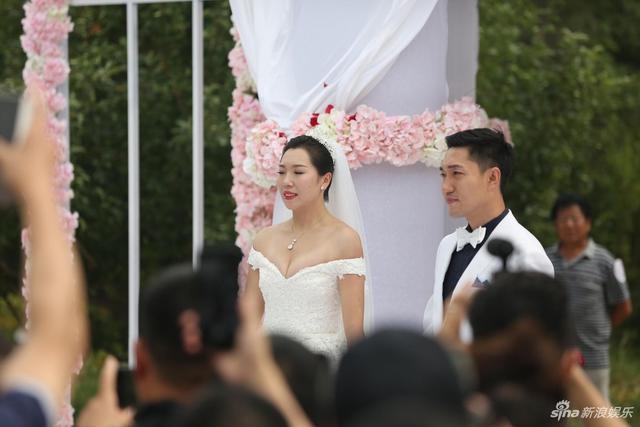 马龙领衔众世界冠军亮相李晓霞婚礼 新人婚宴上对打乒乓球