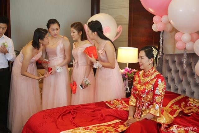女乒大魔王李晓霞今日大婚 穿中式礼服大气端庄