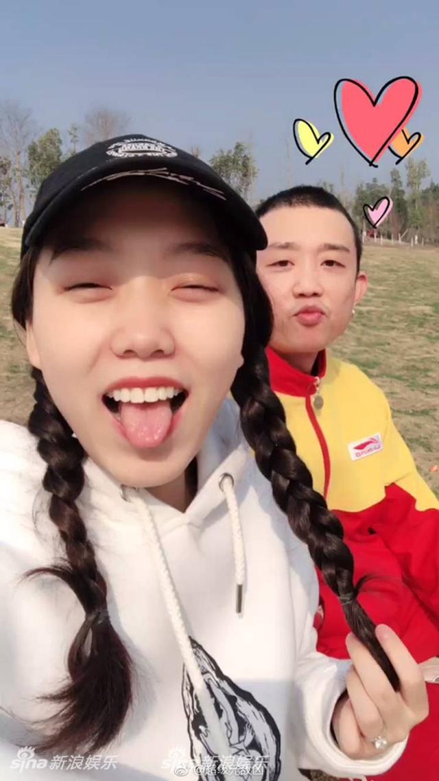 3月28日,网曝gai周延与女友王斯然结婚,两人手持结婚证的照片曝光,一