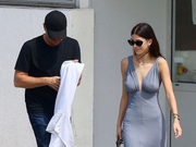 组图:小李子莱昂纳多在戛纳出行 网友却被其女友吸引“身材绝了”