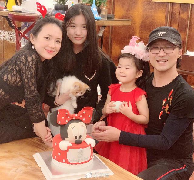 汪峰夫妇并肩弹吉他超恩爱 章子怡现望夫脸甜蜜养眼