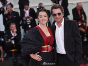 组图：《兰心大剧院》首映 巩俐牵手老公亮相似女王出巡