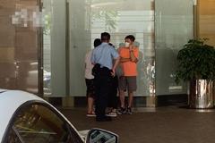 警方在曾江去世酒店進行現場調查 親友到場協助