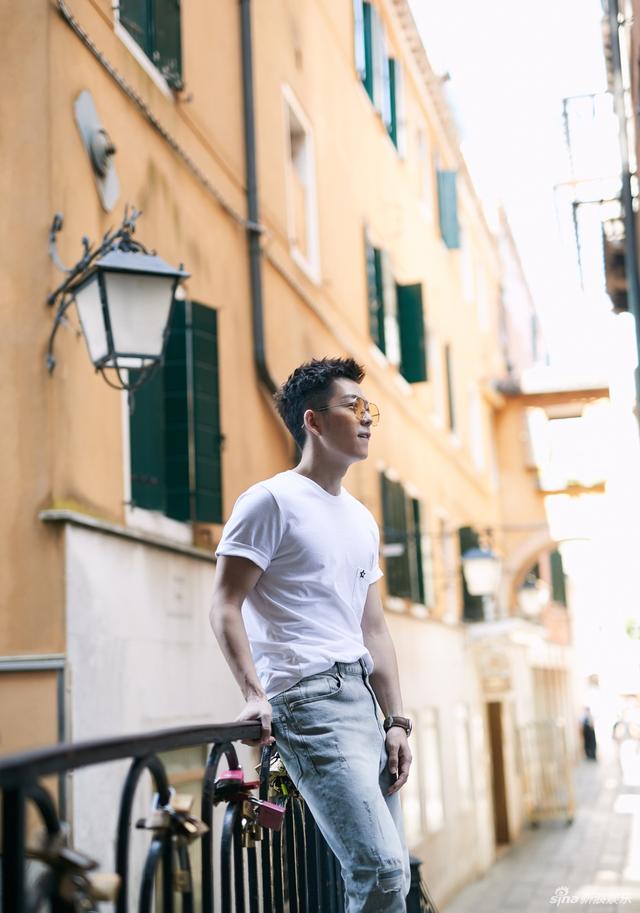 王栎鑫每周至少要去健身三次,为了更紧致的肌肉感,线条更明显的脸