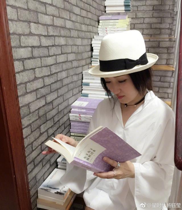 7         杨钰莹头戴白色休闲帽,低头读书