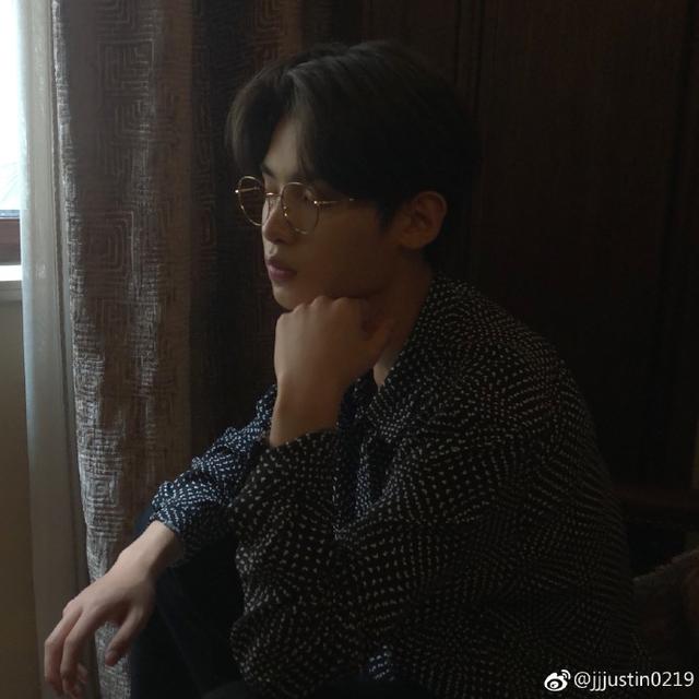 6         justin戴金丝边眼镜演绎斯文败类
