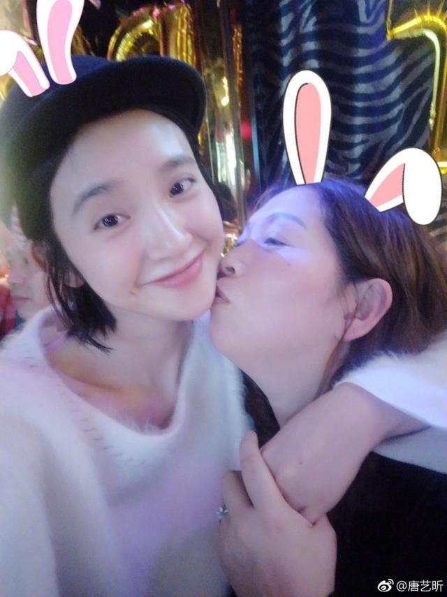 唐艺昕和家人庆生不见张若昀 网友猜测熊是他?