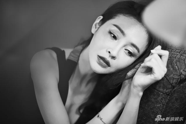 于明加复古写真 曲线玲珑尽显傲人身材