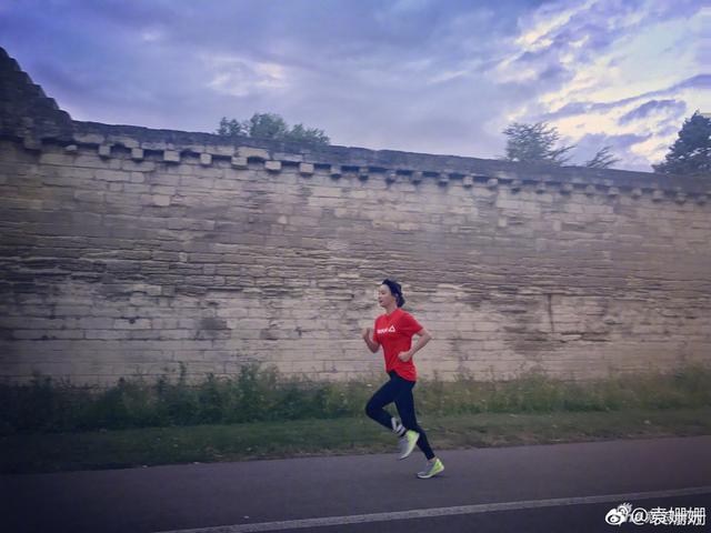新浪娱乐讯 袁姗姗发微博表示自己长胖了,并晒出跑步运动的照片,要