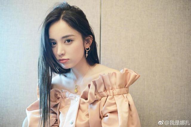 娜扎自拍肤白貌美 长发飘飘显女神范