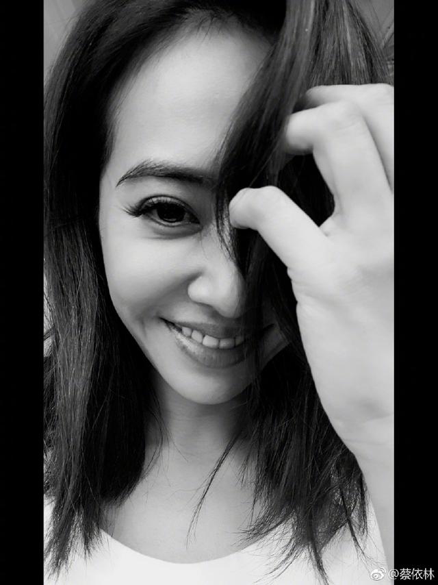 蔡依林黑白滤镜自拍超带感 表情古灵精怪可爱动人