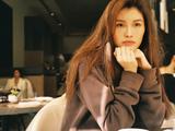 组图:何穗穿条纹毛衣清新甜美 自带表情包可爱无敌