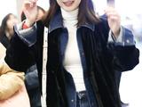 组图:江疏影嘟嘴卖萌暴露"婴儿肥" 低头看手机露甜笑秒变小可爱