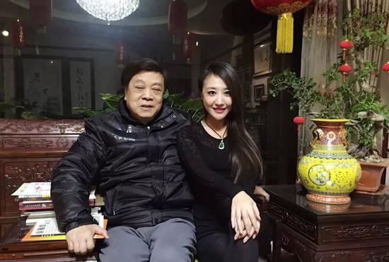 网传赵忠祥与黑衣美女的图片