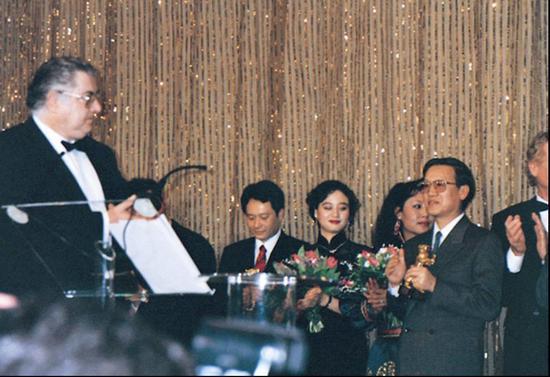 1993年柏林电影节上谢飞领取金熊奖,身边是低头含羞的李安