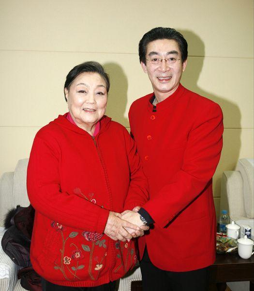 六小龄童与马金凤合影