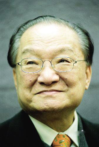 金庸,原名查良镛,著名武侠小说作家