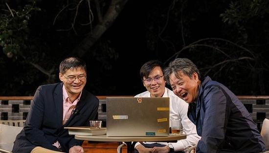 罗翔与余华直播现场 来源:出版方供图