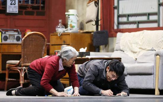 秦昊是公认的演技派演员,在《巅峰对决》决赛中,他饰演的自闭症儿童极其形象和感人 图片来自网络