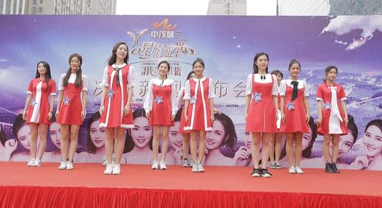发布会现场,星姐12强不惧严寒,与粉丝卖力互动