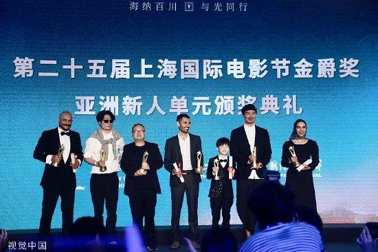 获奖者合影(图源视觉中国)