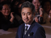 组图：吴秀波亮相飞天奖红毯 着深蓝西装成熟帅气