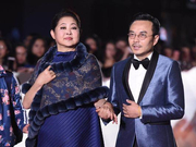 组图：倪萍穿复古礼服亮相 获汪涵贴心搀扶