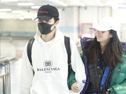 组图：付辛博颖儿合体机场撒狗粮 手挽手一路有说有笑