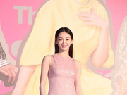 组图：苗苗亮相香港金像奖红毯 粉色长裙尽显温柔可爱