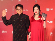 组图：赵薇一袭红裙明艳妩媚 携手成龙亮相金像奖